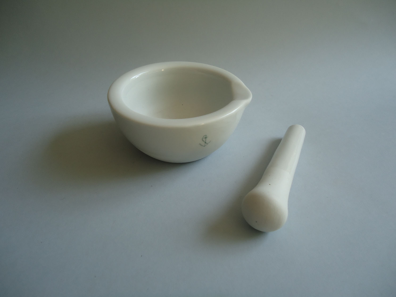 Mortero porcelana 10 cms. diámetro con mano